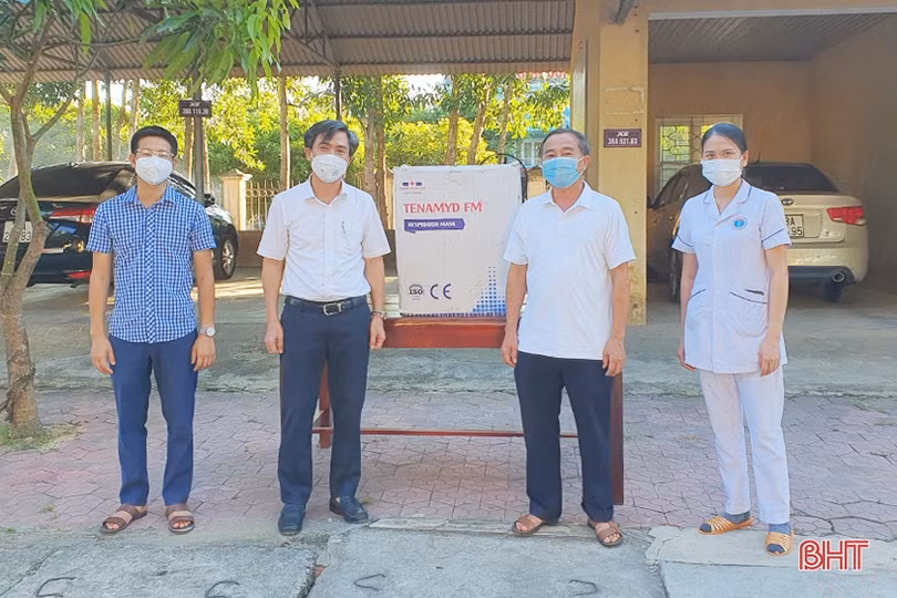 Trao tặng 8.000 khẩu trang N95 tiếp sức cùng tuyến đầu Hà Tĩnh chống dịch
