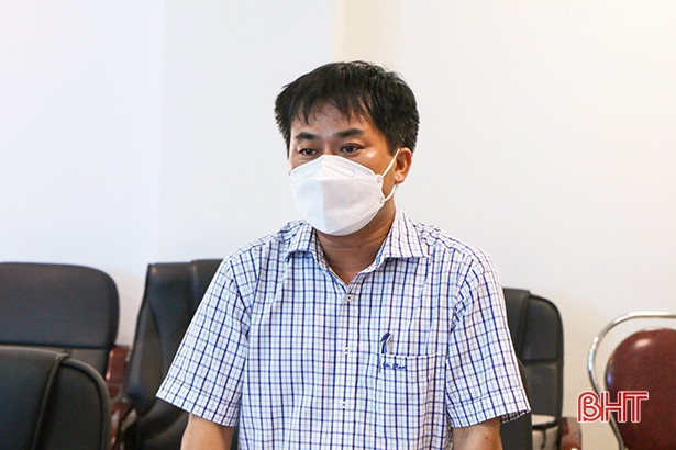 Vietcombank Hà Tĩnh trao tặng 800 triệu đồng cho tuyến đầu chống dịch