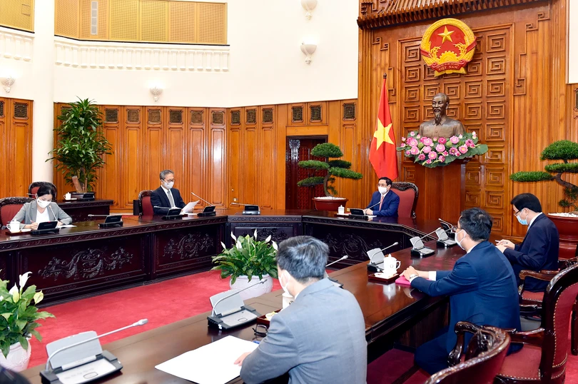 Thủ tướng Phạm Minh Chính đề nghị Chính phủ và các cơ quan liên quan của Nhật Bản tiếp tục hợp tác với Việt Nam trong việc phòng chống và đẩy lùi đại dịch COVID-19, hỗ trợ chuyển giao công nghệ và sản xuất vaccine cho Việt Nam. - Ảnh: VGP/Nhật Bắc Nhật Bản hỗ trợ Việt Nam 1 triệu liều vaccine phòng chống COVID-19