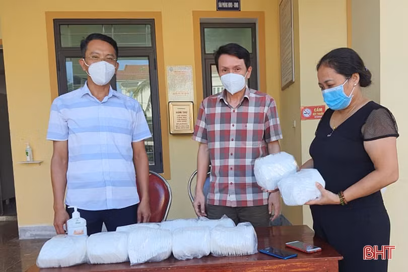 Trao tặng 8.000 khẩu trang N95 tiếp sức cùng tuyến đầu Hà Tĩnh chống dịch