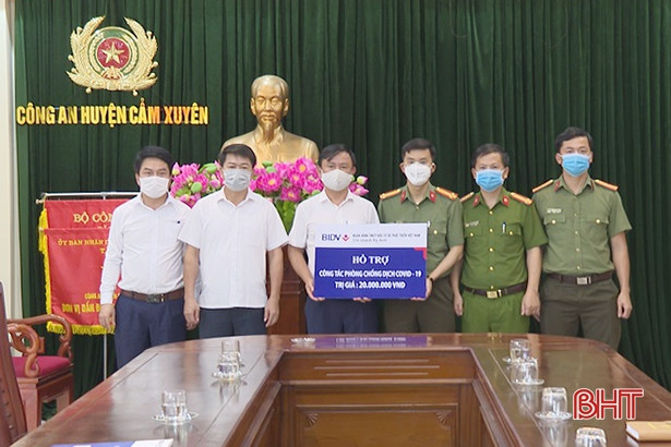 BIDV Kỳ Anh hỗ trợ 100 triệu đồng, 5 bộ máy tính phục vụ phòng, chống dịch