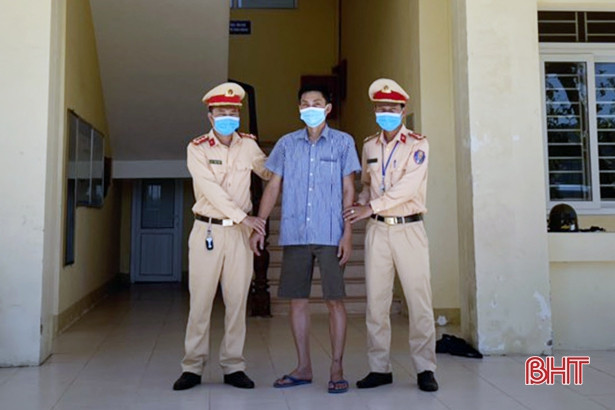 CSGT Hà Tĩnh phát hiện lái xe tải tàng trữ trái phép chất ma túy