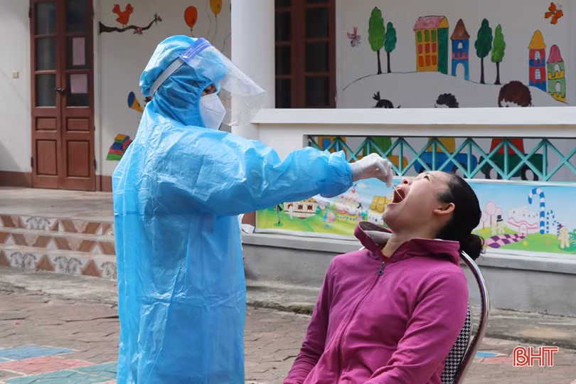 Người dân Hà Tĩnh đồng loạt đi xét nghiệm Covid-19 mở rộng từ nguồn xã hội hóa của doanh nghiệp