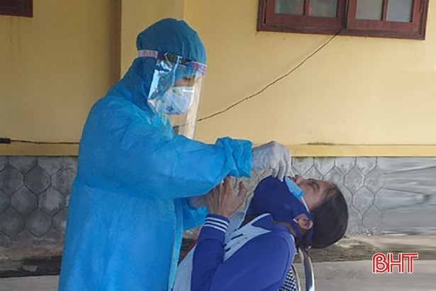 Các địa phương ở Hà Tĩnh tiếp tục tổ chức test nhanh virus SARS-CoV-2 cho người dân