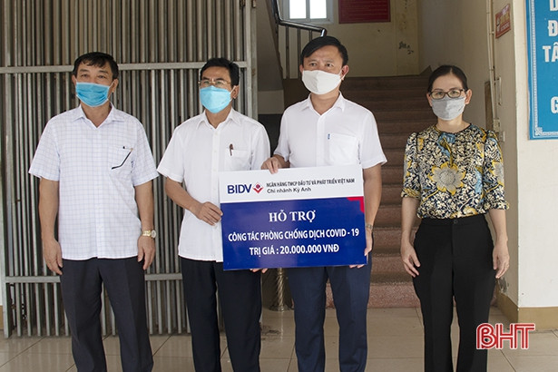 BIDV Kỳ Anh hỗ trợ 100 triệu đồng, 5 bộ máy tính phục vụ phòng, chống dịch