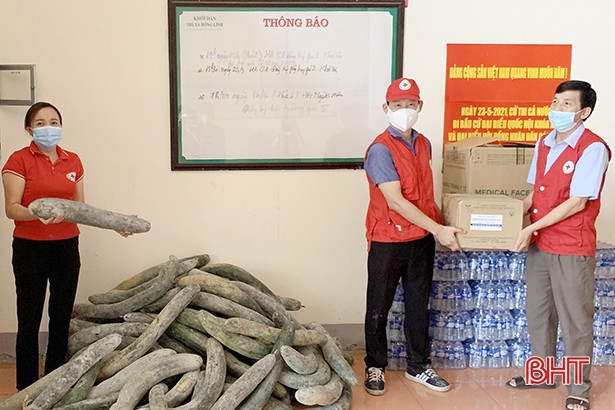 Hội Chữ thập đỏ Nghệ An hỗ trợ vật tư y tế, thực phẩm giúp người dân Hà Tĩnh chống dịch Covid-19