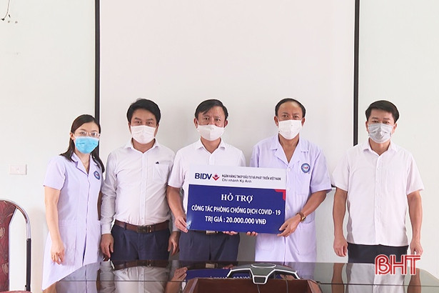 BIDV Kỳ Anh hỗ trợ 100 triệu đồng, 5 bộ máy tính phục vụ phòng, chống dịch