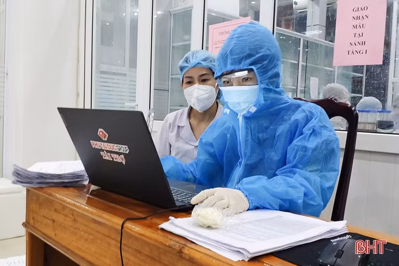 Xuyên đêm xét nghiệm “gói 150 ngàn mẫu cộng đồng” ở CDC Hà Tĩnh