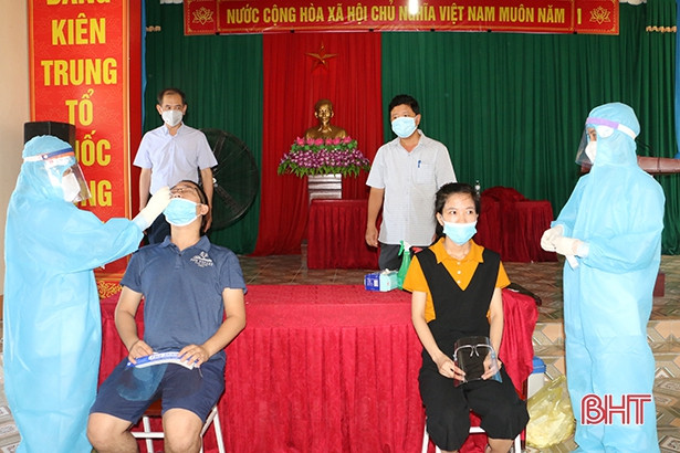 Lãnh đạo Sở Y tế Hà Tĩnh kiểm tra lấy mẫu xét nghiệm diện rộng và tiêm vắc-xin tại các địa phương, cơ sở y tế