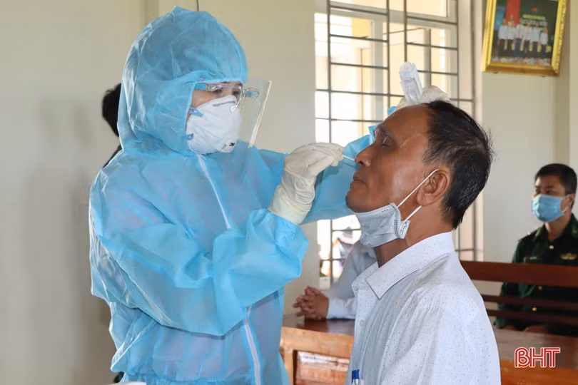 Người dân Hà Tĩnh đồng loạt đi xét nghiệm Covid-19 mở rộng từ nguồn xã hội hóa của doanh nghiệp