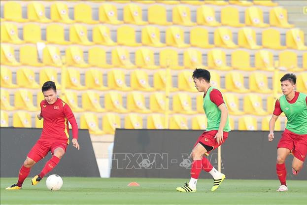 Tuyển Việt Nam làm quen sân Zabeel, chuẩn bị cho trận đấu với UAE
