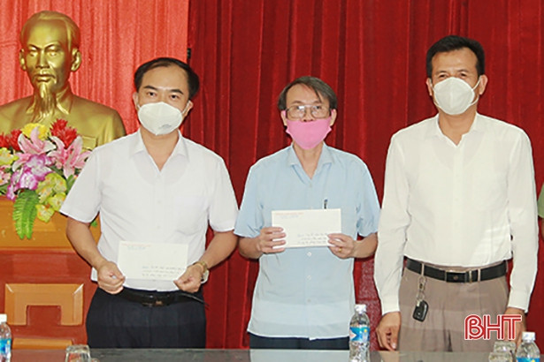 Nghi Xuân tiếp nhận 1,8 tỷ đồng ủng hộ Quỹ phòng, chống dịch Covid- 19