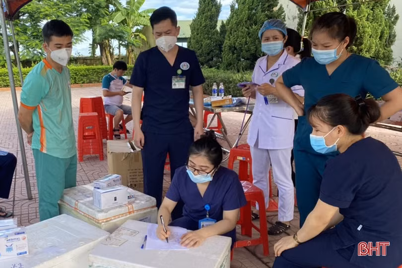 Người dân Hà Tĩnh đồng loạt đi xét nghiệm Covid-19 mở rộng từ nguồn xã hội hóa của doanh nghiệp