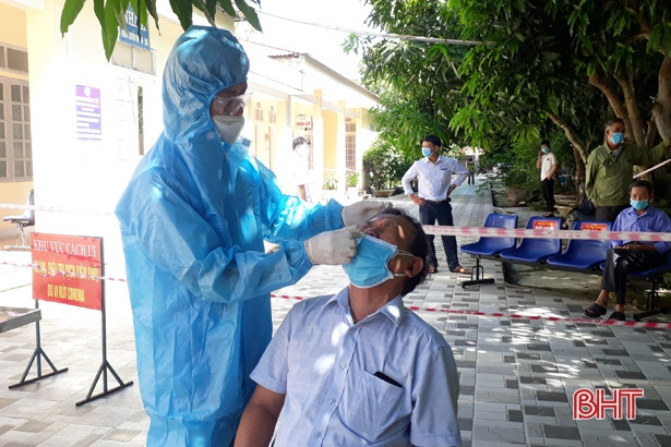 Trao tặng 1.000 mẫu test nhanh kháng nguyên phục vụ người dân Can Lộc