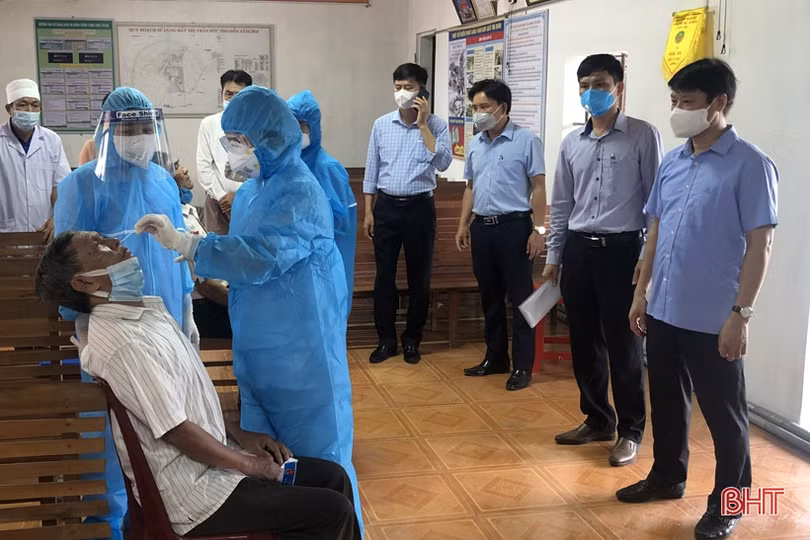 Người dân Hà Tĩnh đồng loạt đi xét nghiệm Covid-19 mở rộng từ nguồn xã hội hóa của doanh nghiệp
