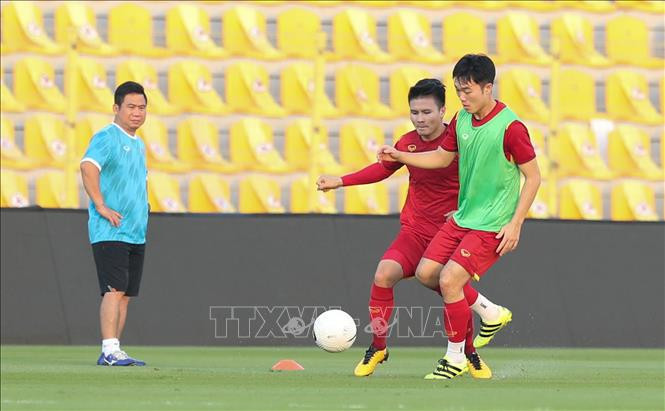 Tuyển Việt Nam làm quen sân Zabeel, chuẩn bị cho trận đấu với UAE
