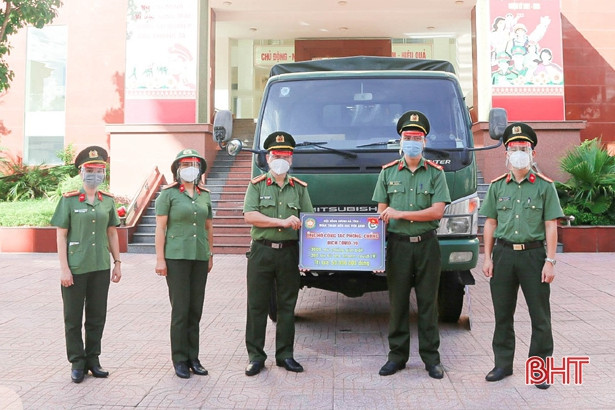 Đồng hành cùng chiến sĩ Công an Hà Tĩnh nơi tuyến đầu chống dịch