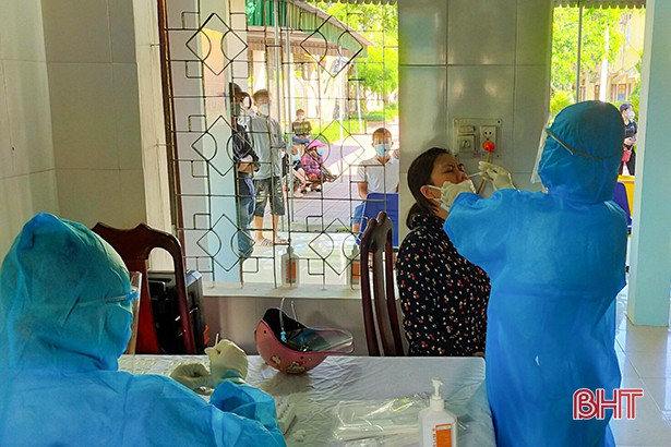 Các địa phương ở Hà Tĩnh tiếp tục tổ chức test nhanh virus SARS-CoV-2 cho người dân
