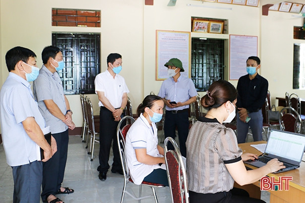 Lãnh đạo Sở Y tế Hà Tĩnh kiểm tra lấy mẫu xét nghiệm diện rộng và tiêm vắc-xin tại các địa phương, cơ sở y tế