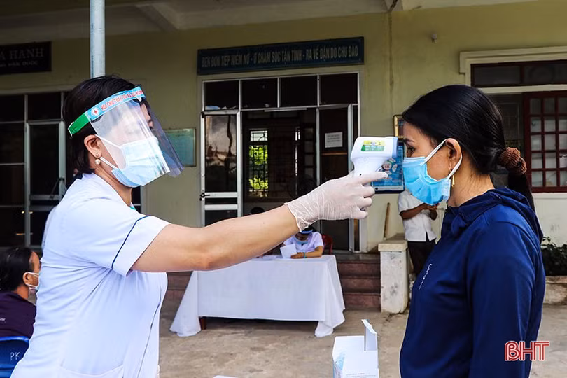 Người dân Hà Tĩnh đồng loạt đi xét nghiệm Covid-19 mở rộng từ nguồn xã hội hóa của doanh nghiệp
