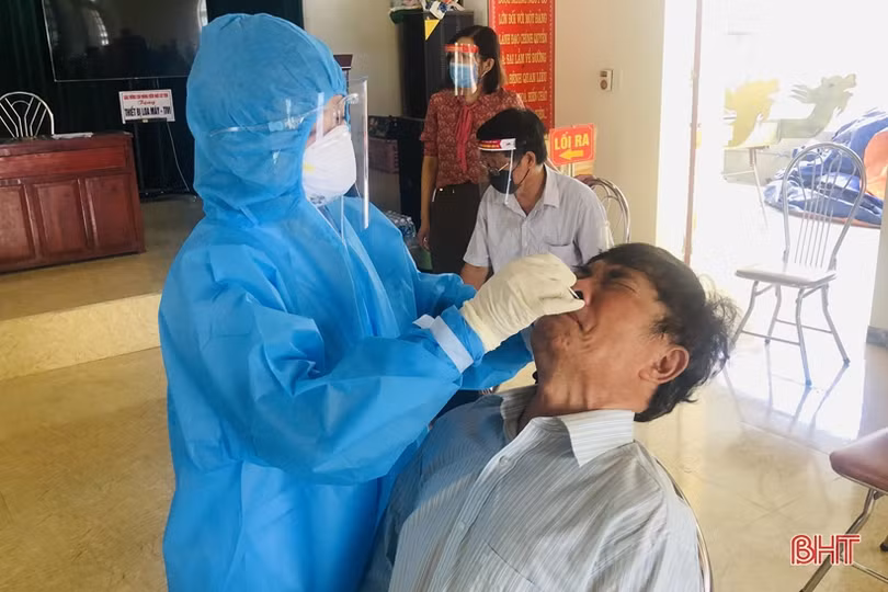 Người dân Hà Tĩnh đồng loạt đi xét nghiệm Covid-19 mở rộng từ nguồn xã hội hóa của doanh nghiệp
