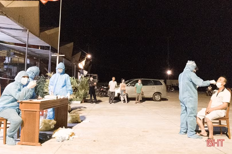 Hơn 200 ngư dân tại cảng cá Cửa Sót được xét nghiệm nhanh để ra khơi