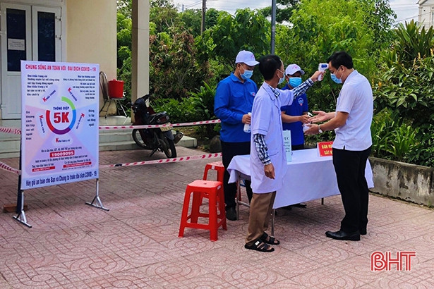 Tuổi trẻ Kỳ Anh làm hơn 1.500 kính chống giọt bắn tặng cơ sở điều trị bệnh nhân Covid-19