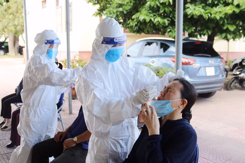 Người dân Hà Tĩnh đồng loạt đi xét nghiệm Covid-19 mở rộng từ nguồn xã hội hóa của doanh nghiệp