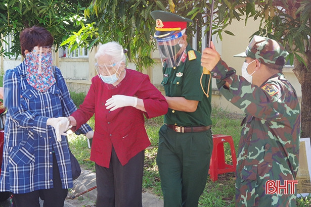 Cụ bà 102 tuổi ở Hà Tĩnh ủng hộ 10 triệu đồng cho khu cách ly phòng, chống dịch Covid-19