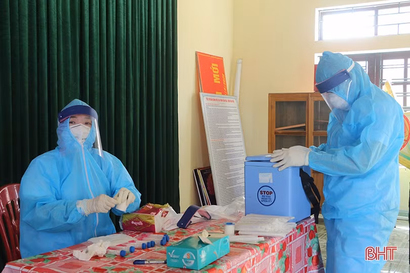 Người dân Hà Tĩnh đồng loạt đi xét nghiệm Covid-19 mở rộng từ nguồn xã hội hóa của doanh nghiệp