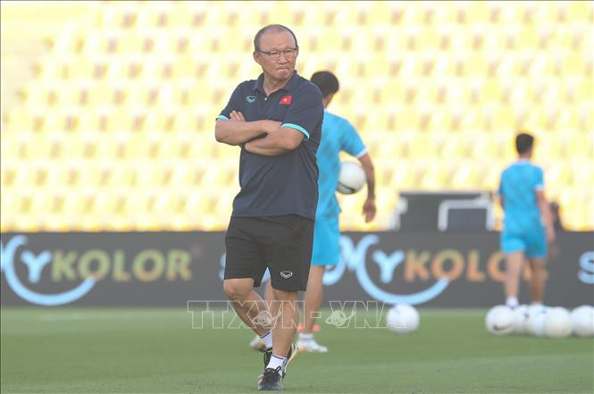 Tuyển Việt Nam làm quen sân Zabeel, chuẩn bị cho trận đấu với UAE