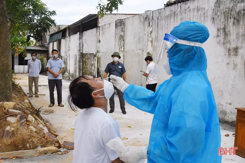 Người dân Hà Tĩnh đồng loạt đi xét nghiệm Covid-19 mở rộng từ nguồn xã hội hóa của doanh nghiệp