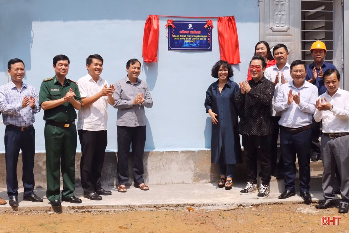 Khai trương Trạm thu phát sóng thông tin di động tại Đồn Biên phòng Hương Quang