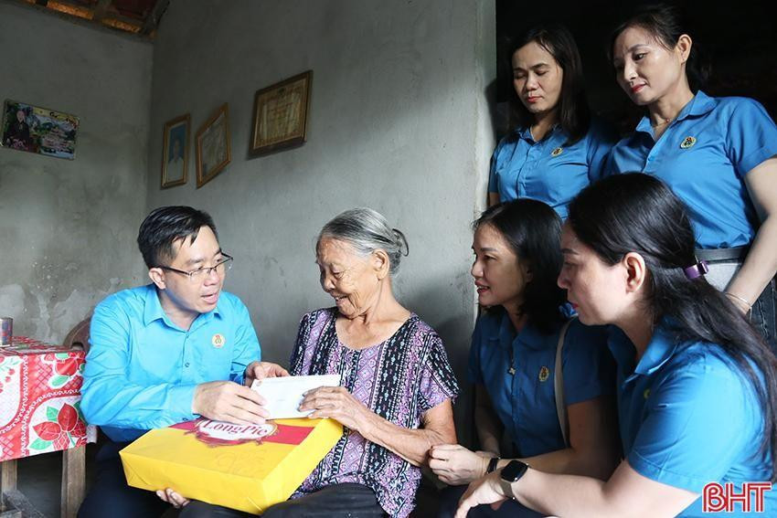 Công đoàn Khối Các cơ quan Đảng tỉnh Hà Tĩnh tặng quà cho bà Phan Thị Giáo (TDP Thượng Liên, thị trấn Đồng Lộc, Can Lộc) là thân nhân liệt sỹ. z5648925379270-2a570b169199d2a90455ed5666a5ce78-3530.jpg