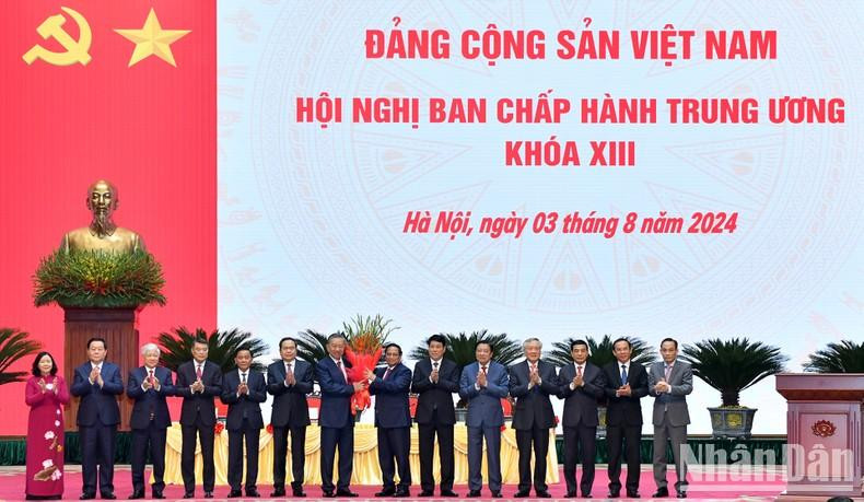 Ủy viên Bộ Chính trị, Thủ tướng Phạm Minh Chính thay mặt các đồng chí Lãnh đạo chủ chốt, Lãnh đạo cấp cao của Đảng, Nhà nước tặng hoa chúc mừng đồng chí Tô Lâm được bầu giữ chức Tổng Bí thư Ban Chấp hành Trung ương Đảng Cộng sản Việt Nam khóa XIII. (Ảnh: ĐĂNG KHOA)