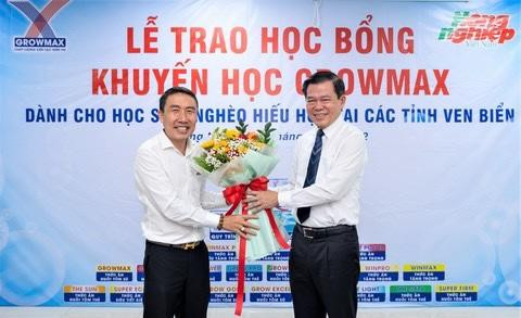 Ngoài khả năng sáng tạo và ứng dụng nhuần nhuyễn KHKT công nghệ cao vào sản xuất để tạo ra các sản phẩm ngành tôm có chất lượng vượt trội và là niềm tự hào của ngành tôm Việt Nam, ông Mai Văn Hoàng còn là doanh nhân luôn quan tâm đến công tác từ thiện xã hội. Năm 2022, ông đã thanh lập Quỹ Khuyến học GrowMax để giúp đỡ các em học sinh nghèo các tỉnh ven biển được tiếp tục đến trường với số tiền hàng năm lên đến 8 tỷ đồng và nhiều chương trình từ thiện xã hội khác. 1.jpg