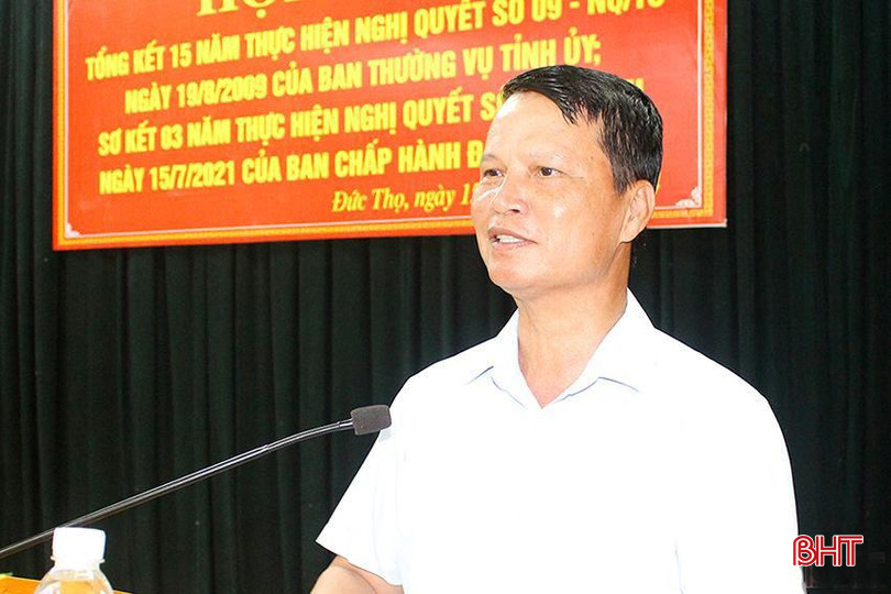 Ông Đặng Giang Trung - Phó Bí thư Thường trực Huyện ủy - Chủ tịch HĐND huyện trình bày báo cáo sơ kết 3 năm thực hiện Nghị quyết số 03 - NQ/TU ngày 15/7/2021 của Ban chấp hành Đảng bộ tỉnh, và Nghị quyết 09/NQ-TU ngày 19/8/2009 của ban Thường vụ Tỉnh ủy. a-5708.jpg