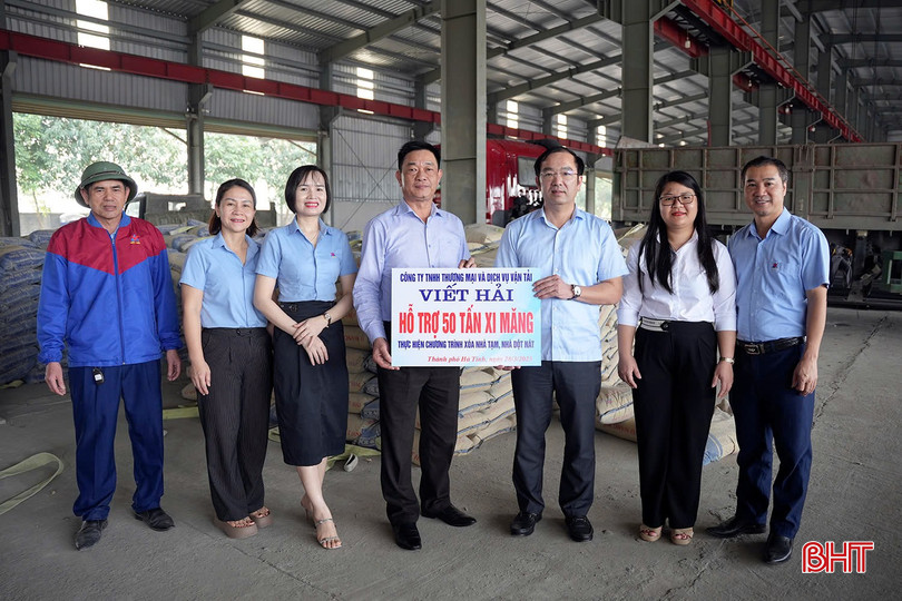 Công ty TNHH Thương mại và dịch vụ vận tải Viết Hải hỗ trợ 50 tấn xi măng để thực hiện chương trình xóa nhà tạm, nhà dột nát ở TP Hà Tĩnh. bqbht_br_z6469491188278-bc0fbbd75528694c195984c258a9d8df.jpg