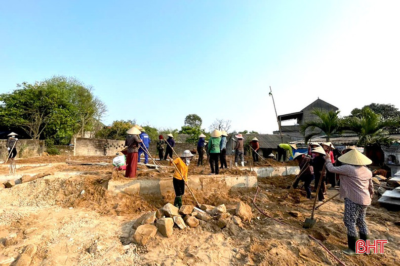 Với tinh thần "ai có gì góp nấy", phong trào chung tay hỗ trợ xây dựng, sửa chữa nhà mới cho hộ nghèo, cận nghèo, gia đình chính sách đang được lan tỏa khắp các địa phương ở thành phố. bqbht_br_z6469587321114-d6c13a7ce199d2302de598958598e2cf.jpg
