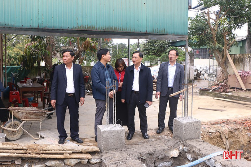 Bí thư Thành ủy Trần Việt Hà kiểm tra tiến độ xây dựng mới nhà ở cho hộ bà Lê Thị Xuân ở tổ dân phố Văn Thịnh (phường Văn Yên). bqbht_br_4.jpg