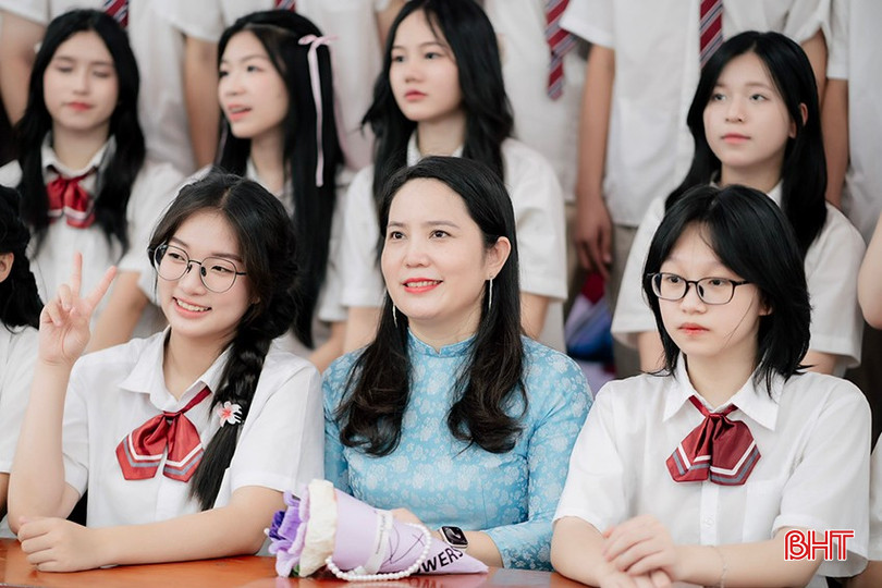 Cô luôn được học sinh yêu quý, trân trọng. bqbht_br_z6035728867415-dcc9b50be9db22156a359a3ea09c3062.jpg
