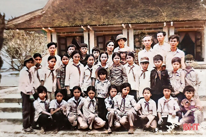 Đoàn học sinh giỏi thị xã Hà Tĩnh thăm quê Bác ở Nam Đàn - Nghệ An (năm 1985). bqbht_br_d-3-doan-hoc-sinh-gioi-thi-xa-ha-tinh-chup-anh-luu-niem-trong-dip-tham-quen-bac-ho-nam-1985.jpg