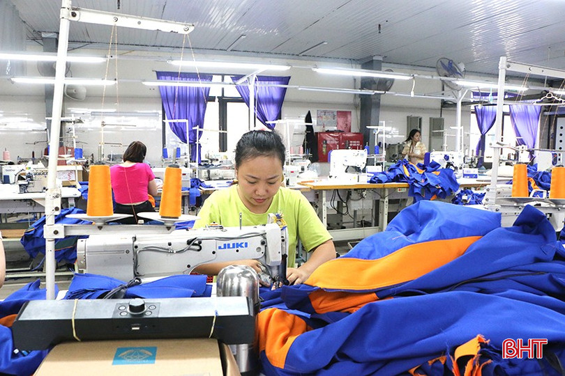 Trong tháng 8, hàng may mặc tăng 17,5% so với cùng kỳ năm trước. Trong tháng 8, hàng may mặc tăng 17,5% so với cùng kỳ năm trước.
