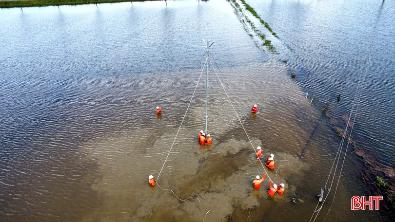 Công nhân ngành điện nỗ lực khắc phục sự cố trên địa bàn xã Đức Thọ.