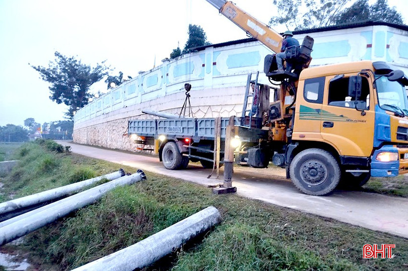 ຕອນເຊົ້າວັນທີ 7/11, ອາກາດຢູ່ຕາແສງ ເຊີນຈ່າງ ໄດ້ມີຝົນຕົກໜ້ອຍ, ສະນັ້ນ ບັນດາຜູ້ຮັບເໝົາຈຶ່ງຖືໂອກາດຂົນສົ່ງອຸປະກອນໄປເຖິງສະຖານທີ່ກໍ່ສ້າງ. bqbht_br_dien.jpg