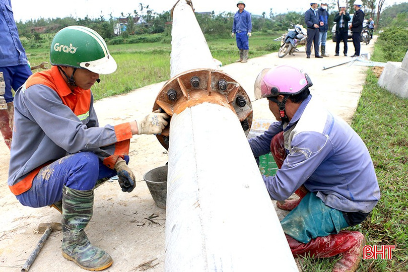 ໃນສະພາບຝົນຕົກໜັກ, ໜ່ວຍກໍ່ສ້າງຈະໃຊ້ຄວາມໄດ້ປຽບໃນການຂຸດຂຸມຝັງຮາກຖານ ແລະ ກໍ່ສ້າງຖັນແຖວ ເພື່ອບໍ່ໃຫ້ສົ່ງຜົນກະທົບຢ່າງໃຫຍ່ຫຼວງຕໍ່ການກໍ່ສ້າງທັງໝົດ. bqbht_br_dien3.jpg