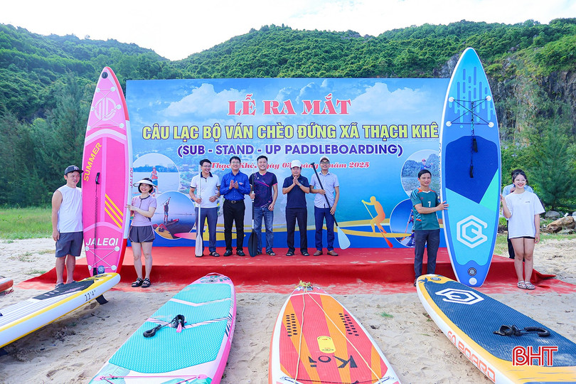 두옹 탓 탕(Duong Tat Thang) 성 인민위원회 부위원장과 응우옌 비엣 하이 당(Nguyen Viet Hai Dang) 성 청년 연합 부서기가 클럽에 패들 보드를 선물했습니다. bqbht_br_aimg-8050.jpg