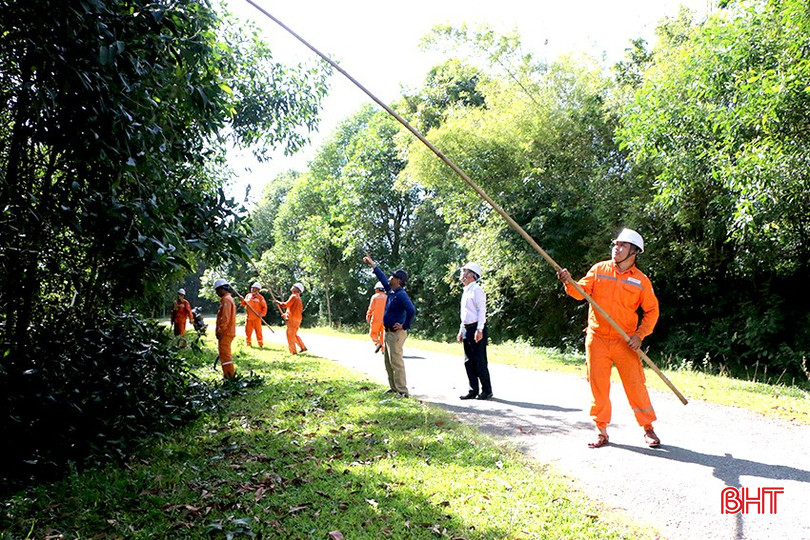 Đội quản lý điện lực khu vực Kỳ Anh huy động lực lượng ra quân phát quang hành lang lưới điện, giảm thiểu rủi ro xảy ra sự cố do cây cối gãy đổ vào đường dây khi có mưa lớn. bqbht_br_6.jpg