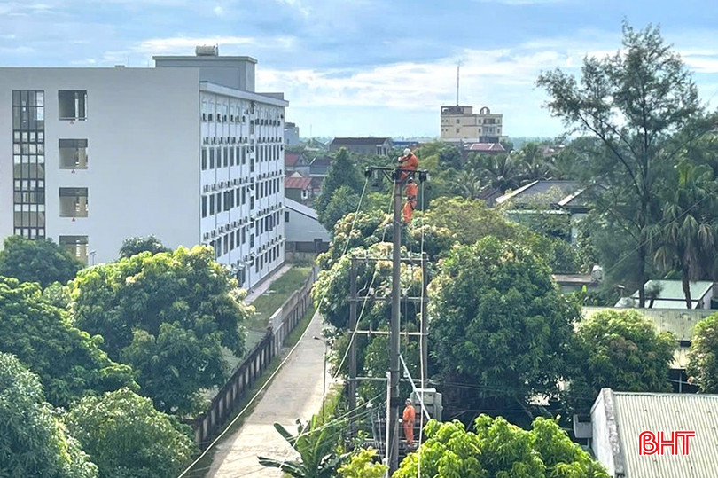 Công tác kiểm tra, khắc phục tồn tại trên lưới điện đang được các đơn vị triển khai gấp rút đảm bảo ứng phó chủ động với mưa bão đang đến gần. bqbht_br_8.jpg