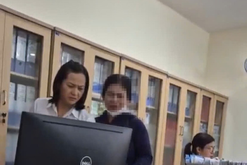 Người phụ nữ hoảng hốt khi phát hiện bị nhân viên điện lực "dởm" lừa đảo, chiếm đoạt tiền trong tài khoản ngân hàng. Ảnh cắt ra từ clip. d1.jpg